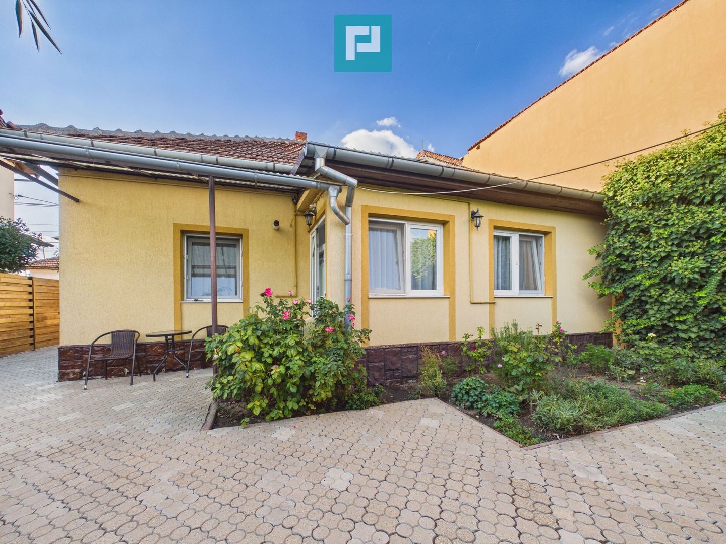 Casă cu 2 apartamente în Grădiște - Poză 1