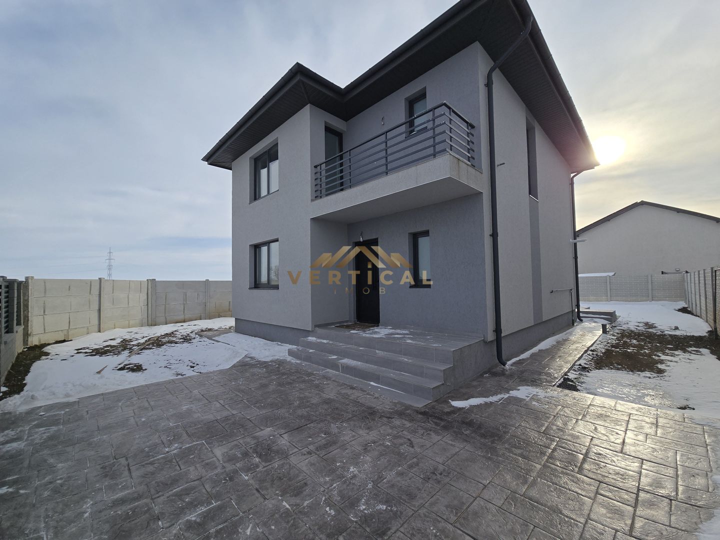 Vila cu teren superb in comuna Berceni! 4 Camere - Poză 2