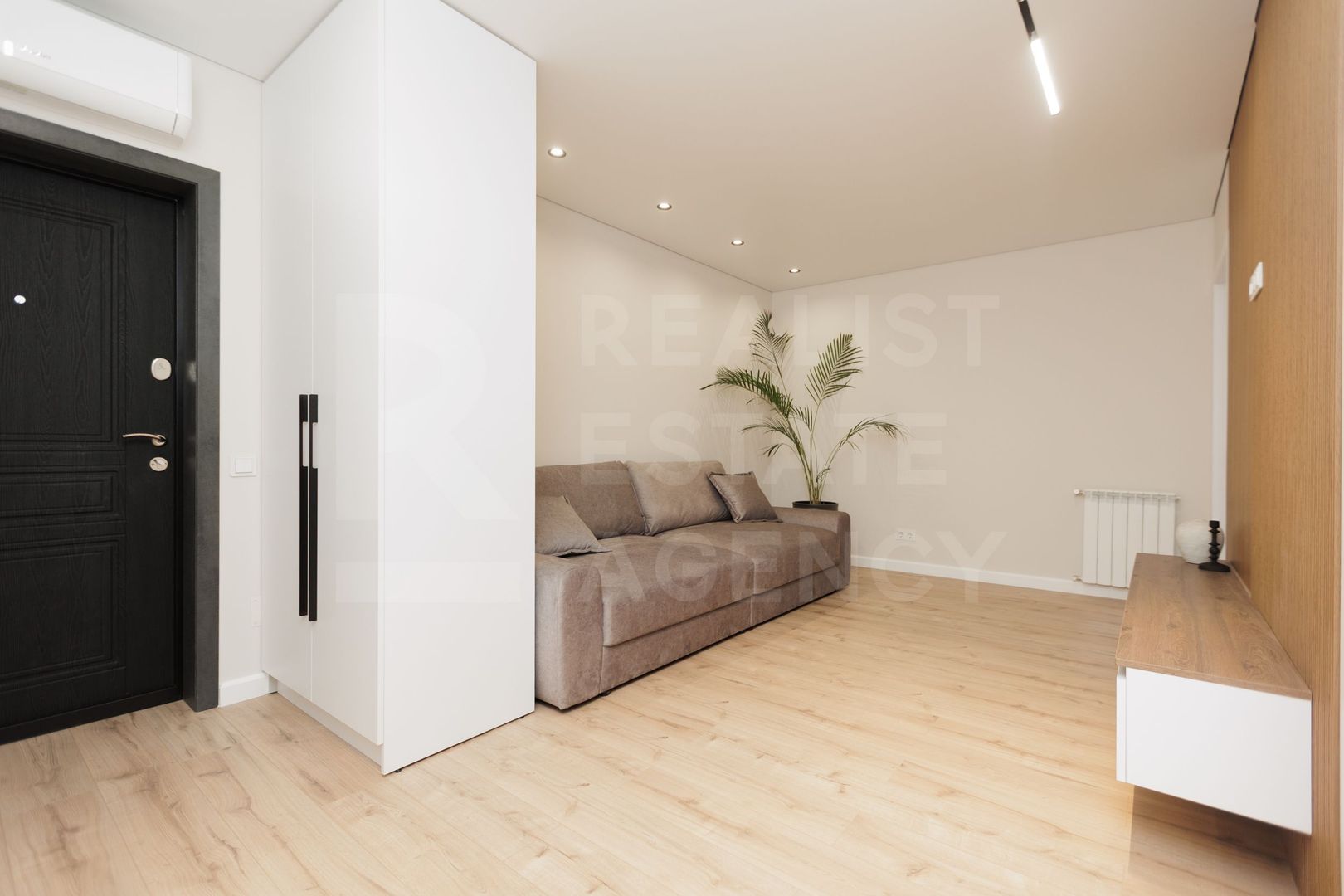 Vânzare, apartament, 2 odăi + living, str. Ion Buzdugan, Buiucani - Poză 1