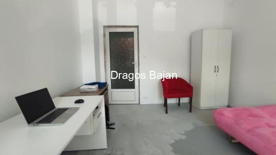 4 camere // bloc renovat // etajul 1 - Poză 2