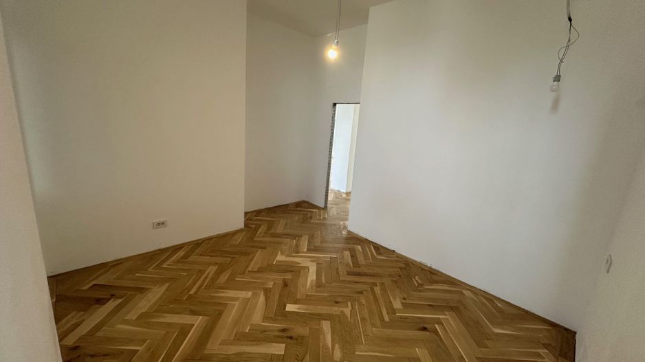 Apartament renovat în clădire istorică - are garaj - Poză 13