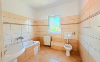 Imobil de închiriat cu locuri de parcare, curte si anexe - Poză 16