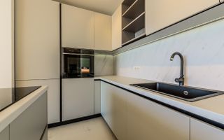 Apartamentul de la Malul Mării – Eleganță Contemporană în Inima Stațiunii - Poză 13