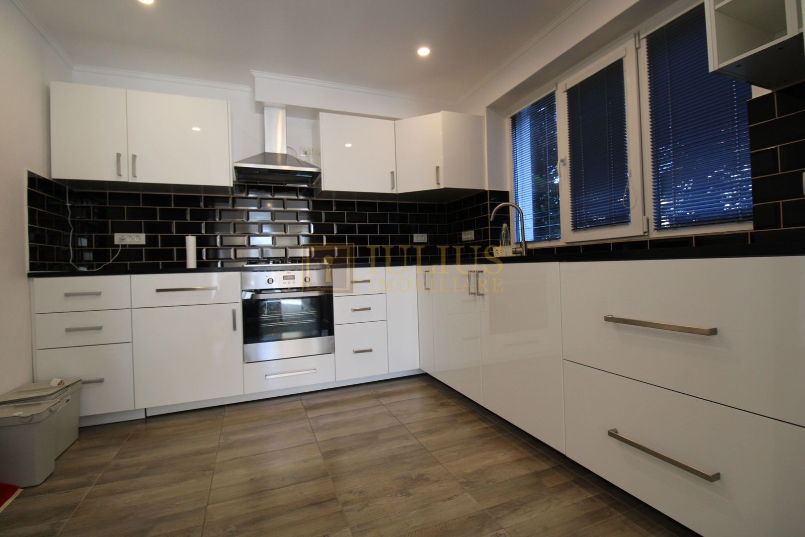 Ciarda Rosie,  4 dormitoare + 2 bai + 2 bucatarii, centrala proprie. - Poză 5