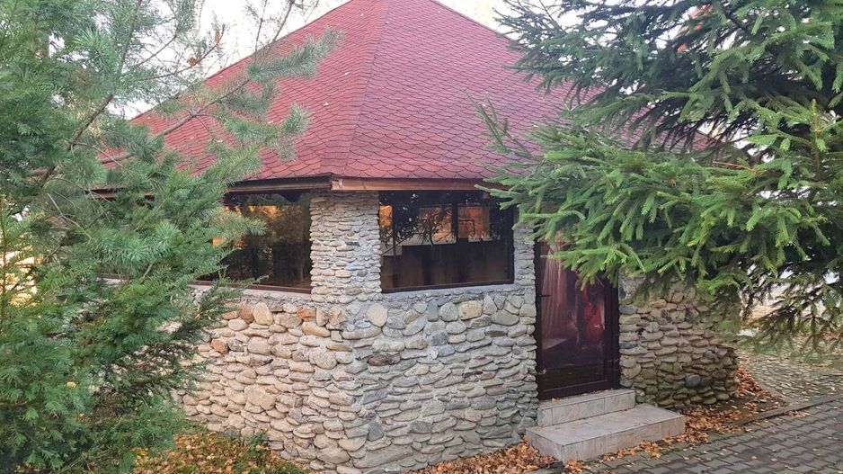 Hotel cu arhitectură montană deosebită poziționare premium Sâmbătă de Sus - Poză 19