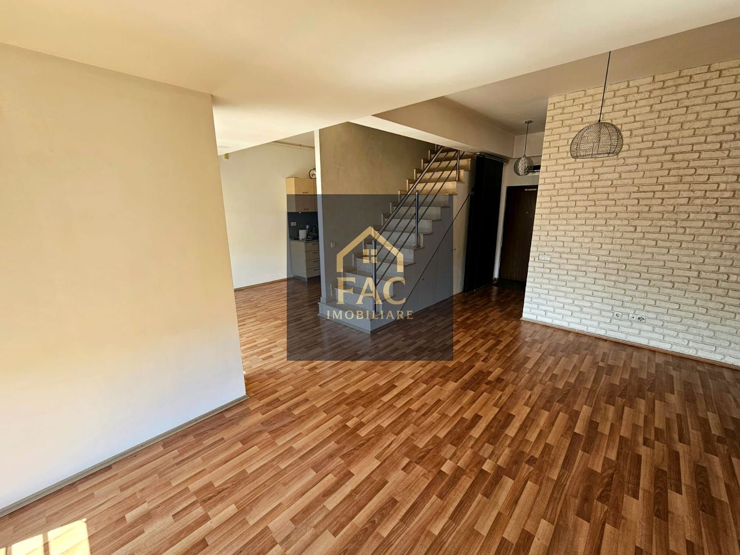 Apartament 3 camere penthouse de inchiriat. - Poză 2