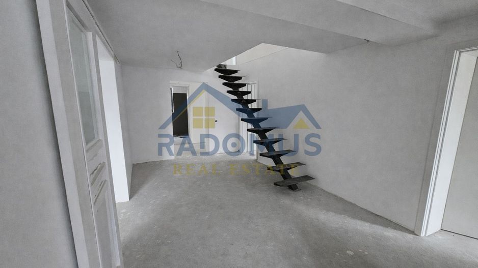 Vila Tătărani - 280 mp utili - 500 mp Teren - 8 Camere + 4 Băi - Poză 9