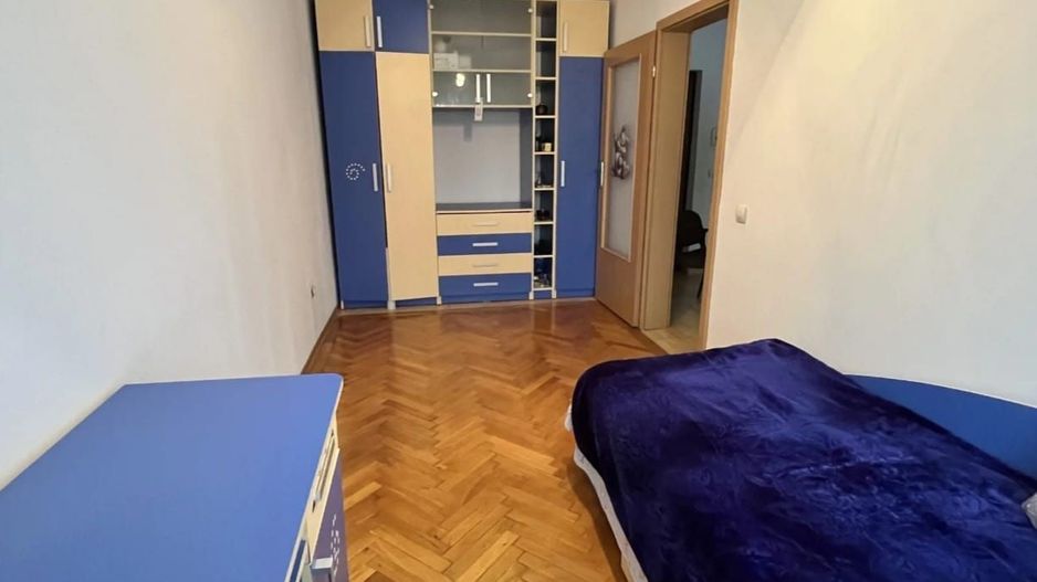 De vanzare apartament 3 camere Centru - Poză 2