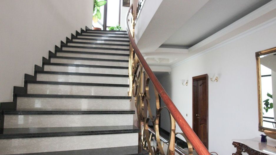 Vila impresionantă cu 15 camere, situată în zona Barbu Văcărescu - Poză 4