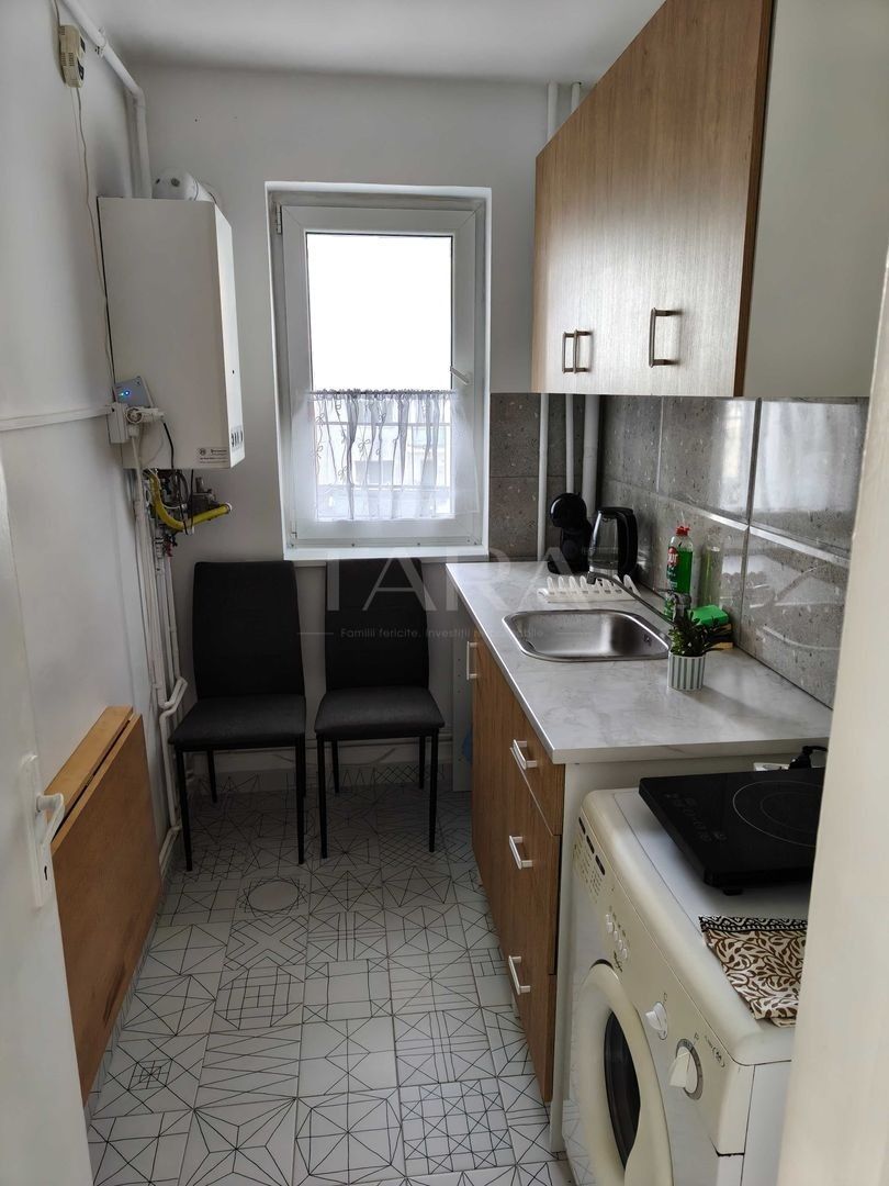 Apartament 2 camere decomandat, renovat complet, mobilat, sud-vest. - Poză 1