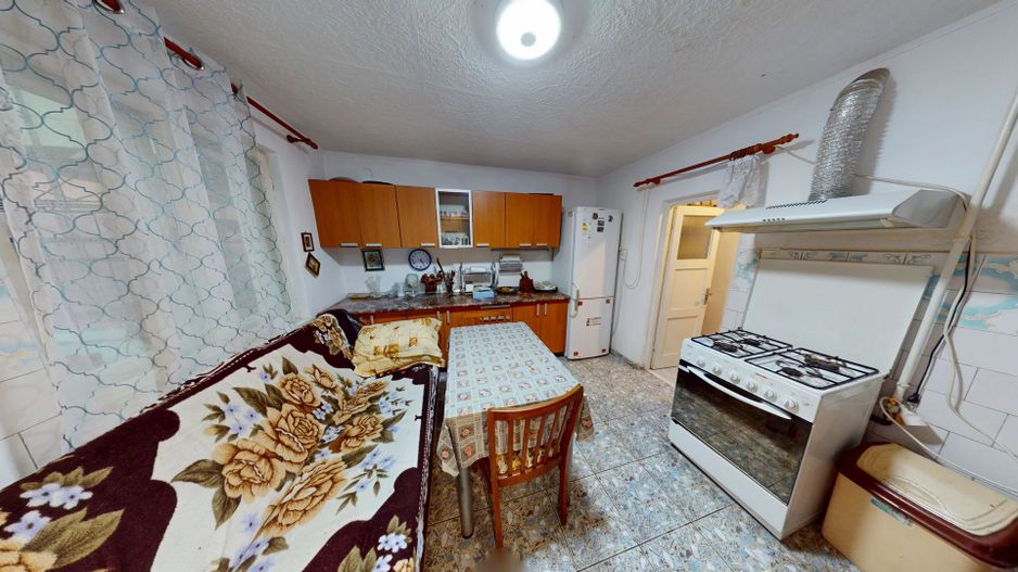 Casă de vânzare în Sânpetru Vechi - singur în curte, garaj, foișor - Poză 6