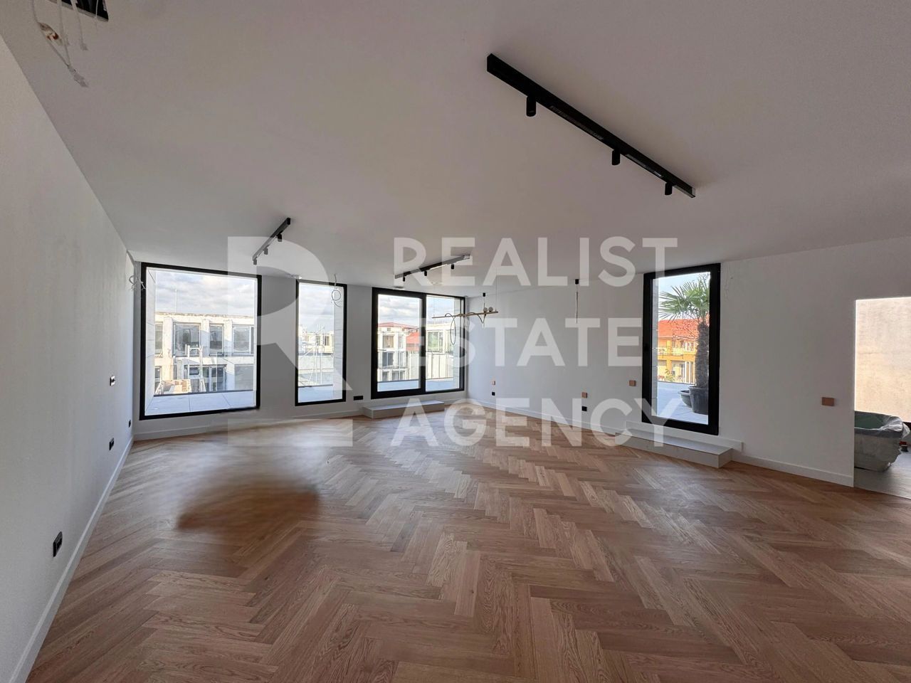 Vilă spațioasă cu grădină privată în Nordul Bucureștiului. - Poză 10