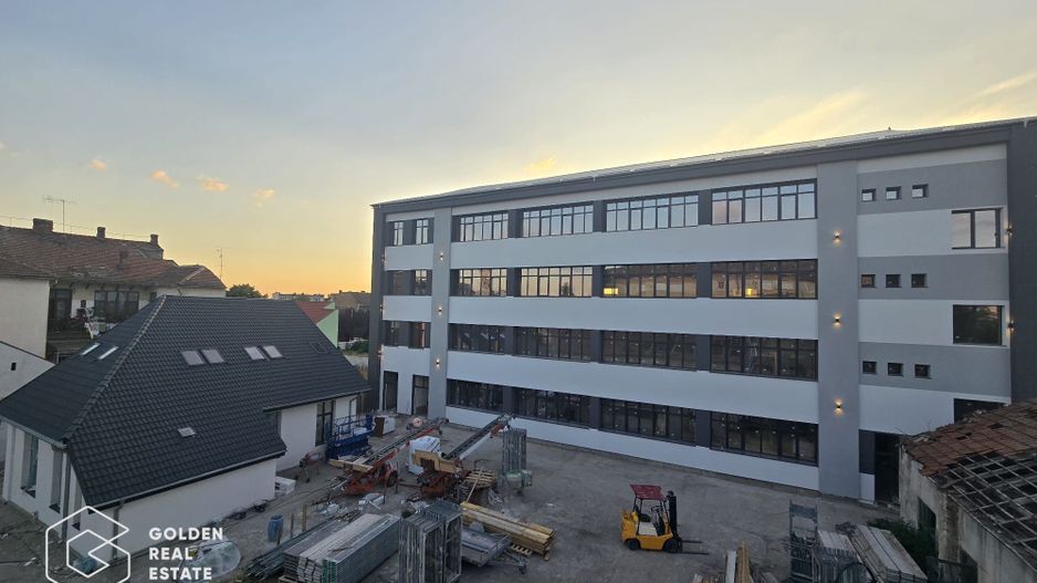 Cladire in centru cu 3 etaje, renovată, 100+locuri parcare - Poză 1