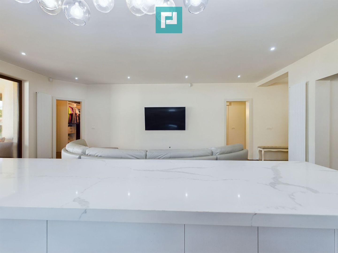 Vilă la sol cu 3 camere în Pârneava - Poză 8