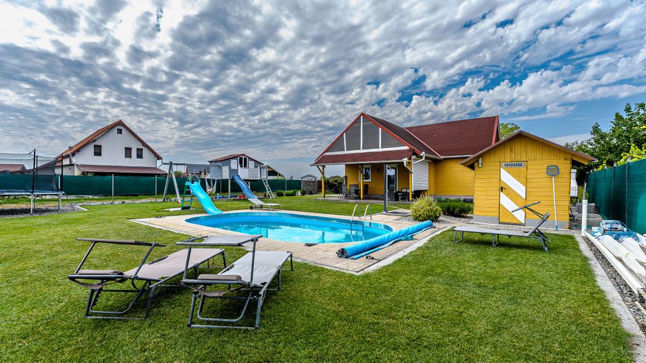 Casa de Lemn cu Piscina si Gradina Impecabila in Vladimirescu! - Poză 1