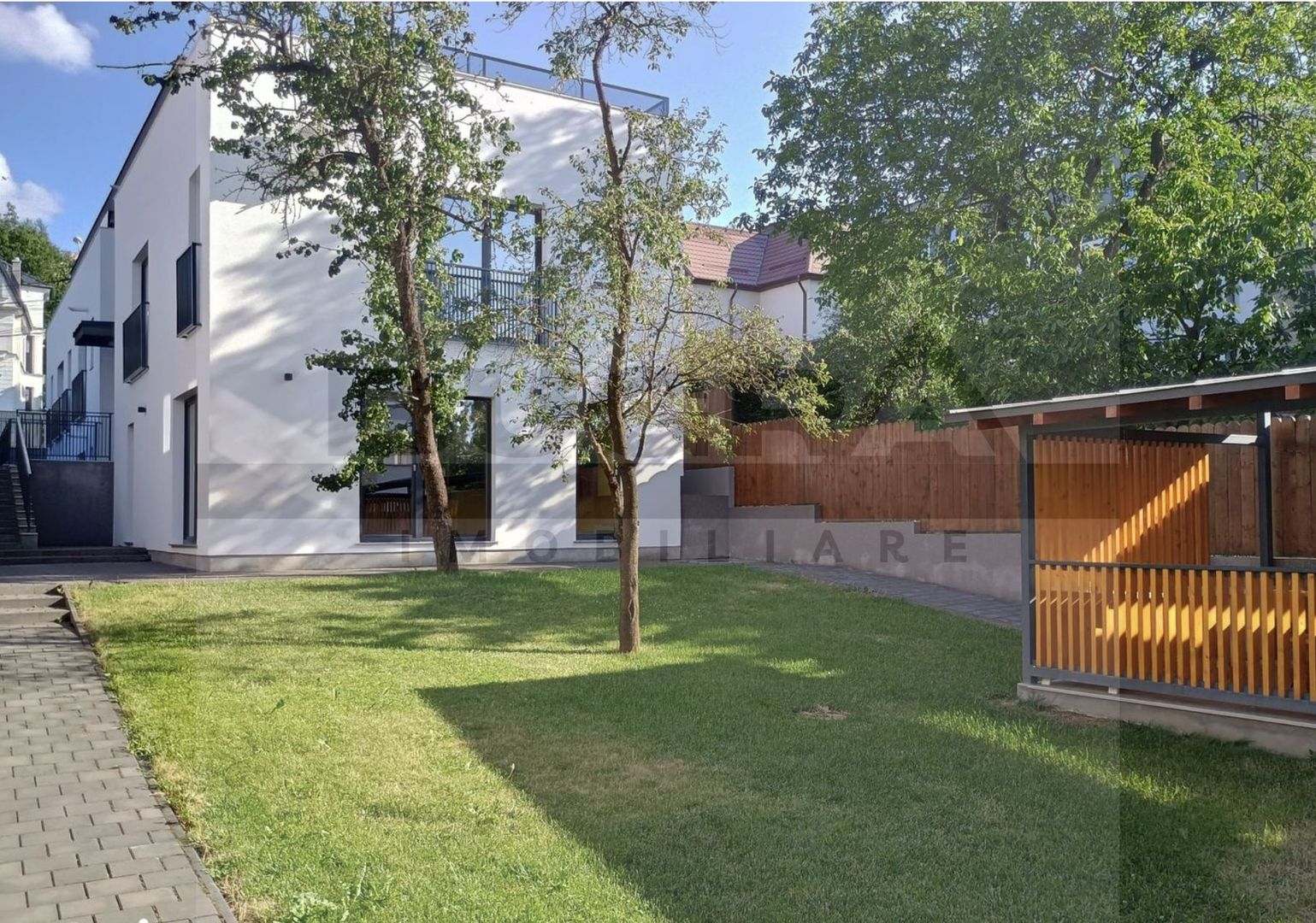 Cladire moderna, superfinisata 500 mp, teren 600 mp, 8 parcari - Poză 1
