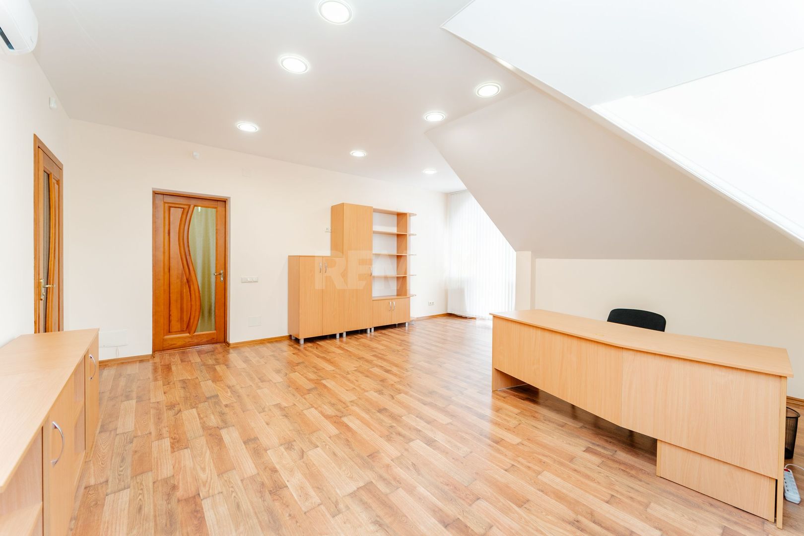 Se oferă spre închiriere casă în centrul orașului, ideală pentru birouri, clinică sau centru educați - Poză 8