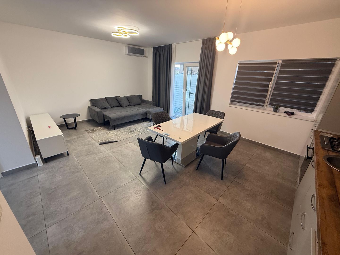 Locuinta cu 3 camere, curte si 2 locuri de parcare - Poză 1