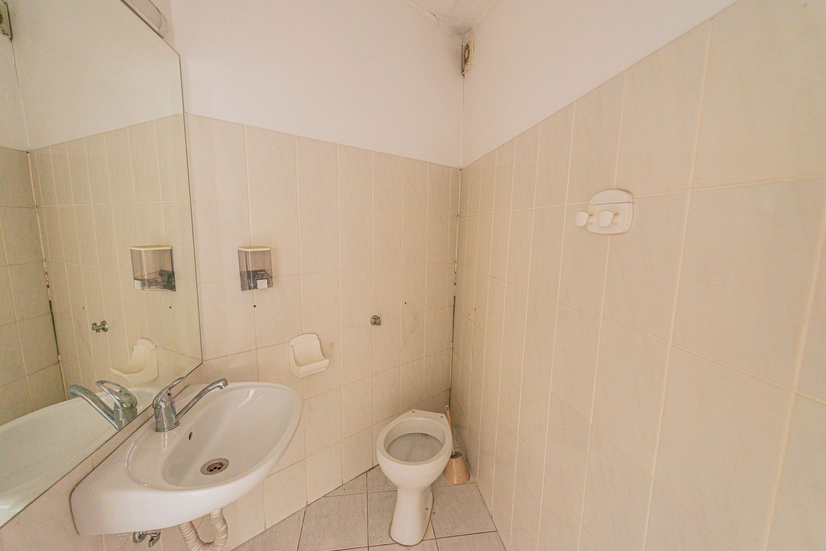Spatiu comercial de inchiriat, 9 camere, 3 bai, Universitate, 120mp - Poză 22