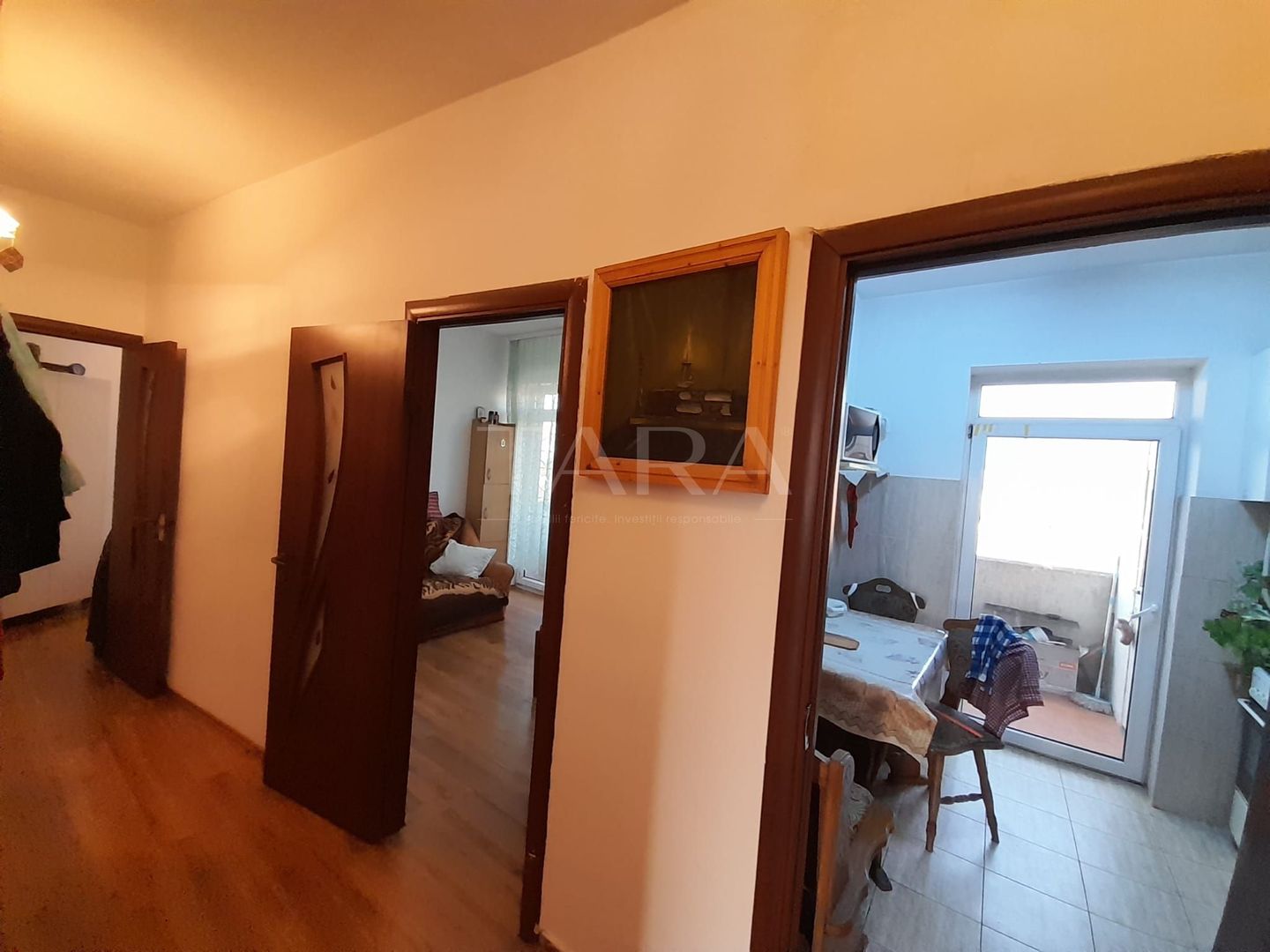Apartament cu 3 camere în zonă centrală, compartimentat eficient. - Poză 1