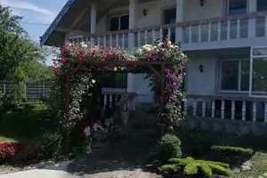 Apartament la parter, casa cu etaj, Mogosesti - Iasi, 10 km, 4 camere, 220 mp, 155.000 RON - Poză 1