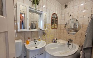 Casă cu garaj și panouri fotovoltaice în centrul orașului Salonta - Poză 17