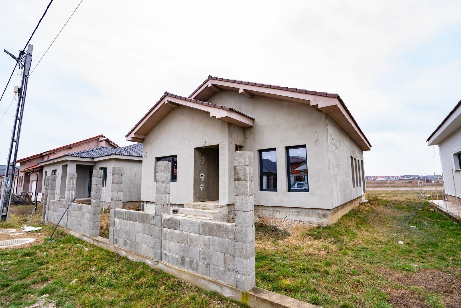 CASA NOUA SEMIFINISATA IN CIHEI CU 3 CAMERE - Poză 3