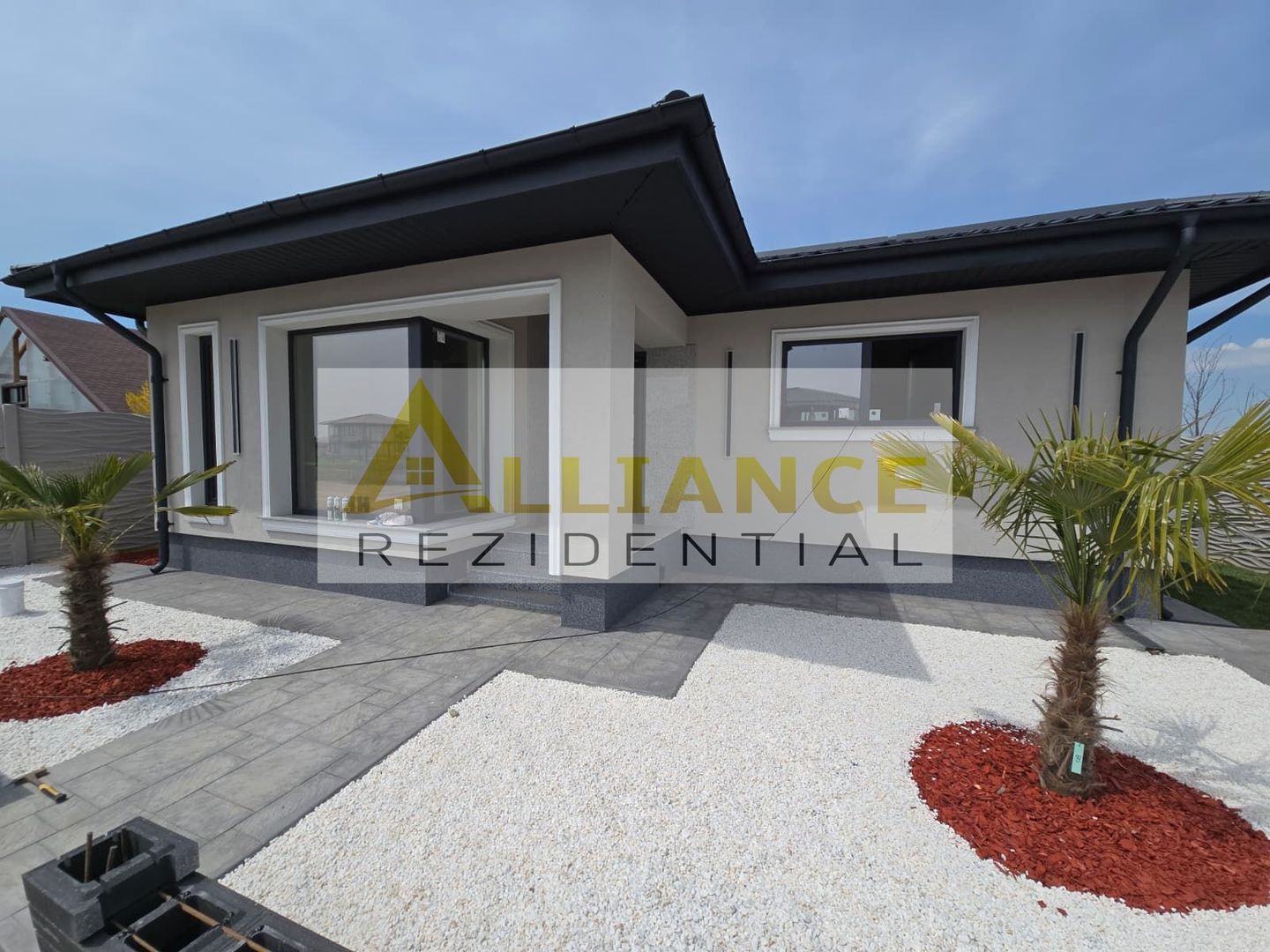 Casa 4 Camere | 200 M de Blv. | Curte amenajata - Poză 1