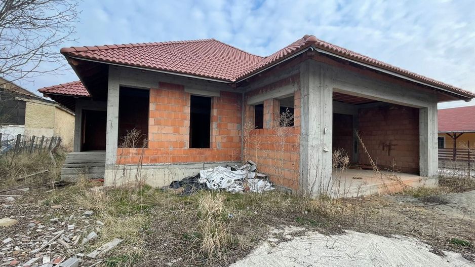 Casă de vânzare 260 mp utili + 1052 mp teren in centrul orasului Covasna - Poză 1