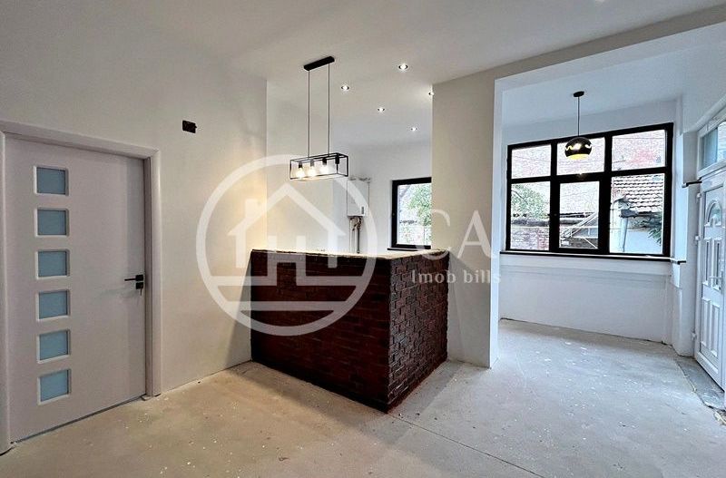 Apartament 3 camere de vânzare la curte comuna în zona Ultracentrală - Poză 1