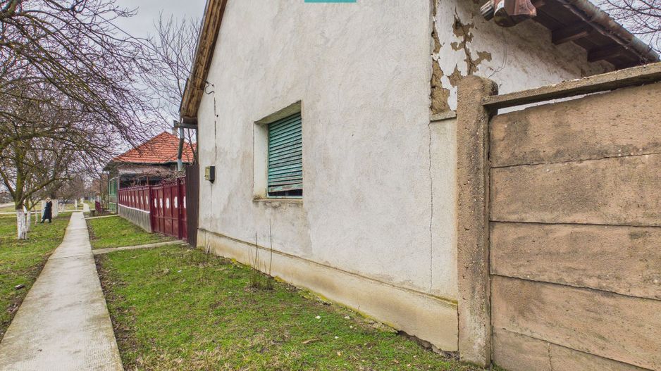 Casă modestă cu 3 camere de renovat în Mișca - Poză 1