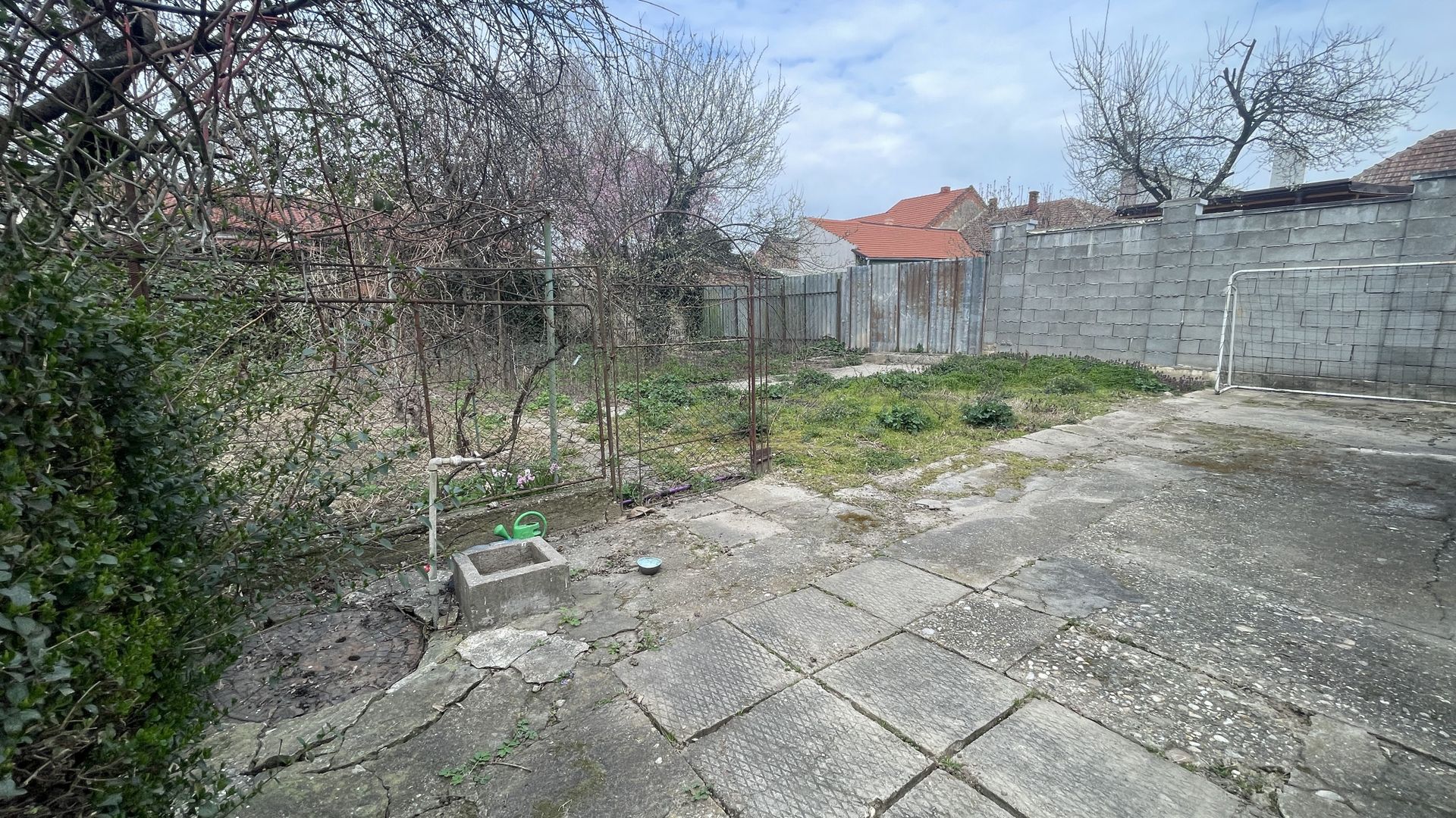 Casa de vanzare cu teren 572 mp si front generos 21 ml - Poză 4