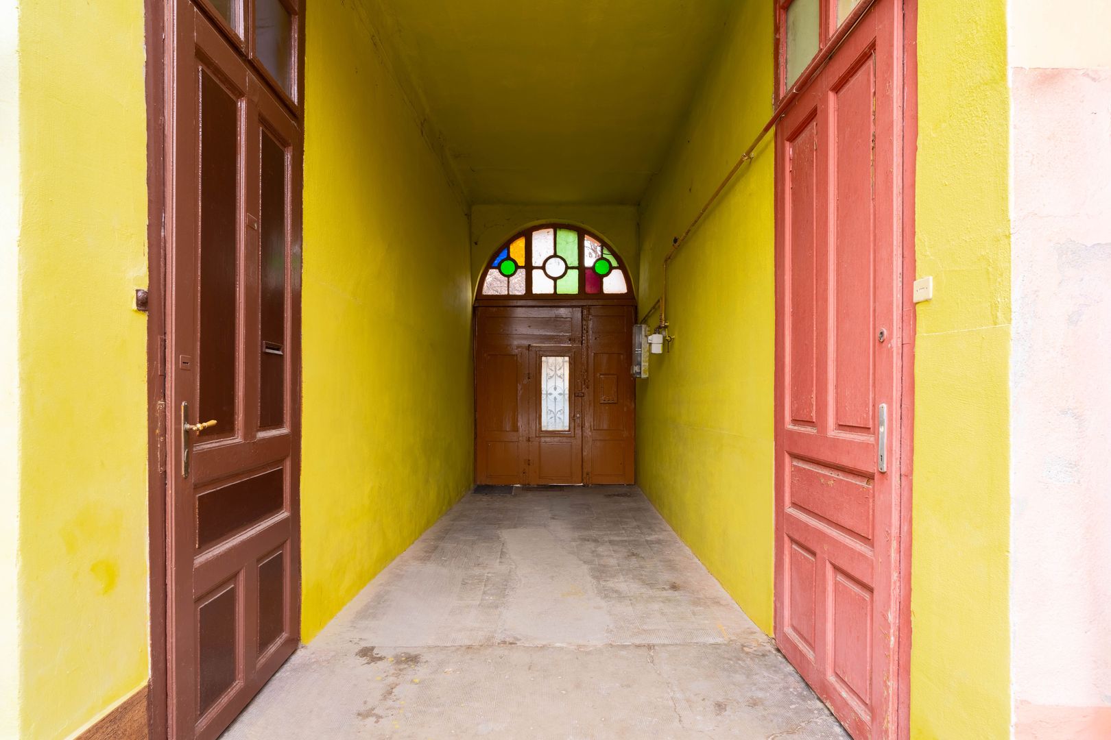 Apartament la casă, ultracentral– intimitate, curte proprie și garaj - Poză 6