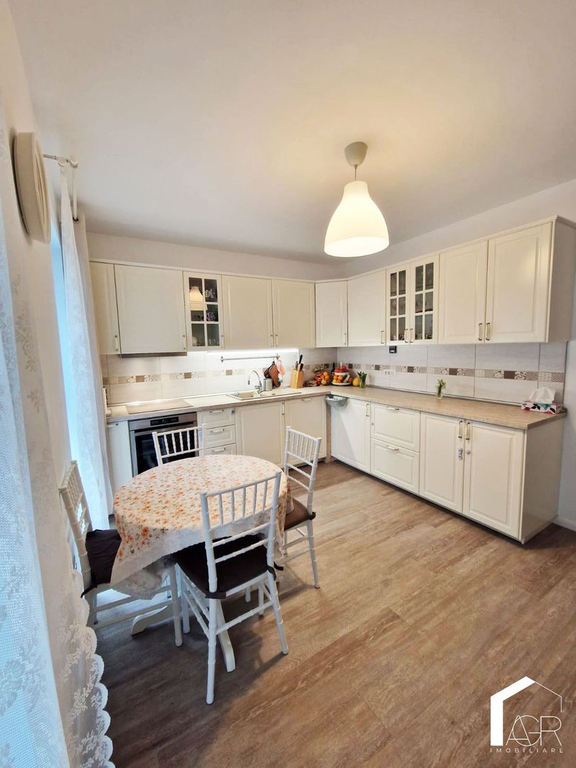 Apartament cu 4 camere, decomandat, zona Albert - Poză 2