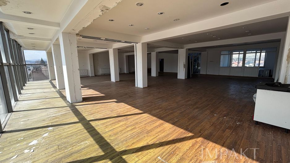 De vansare cladire birouri Floresti 1330 mp - Poză 1