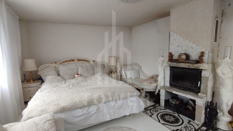 Casa de vanzare cu spatiu comercial la parter - Poză 1