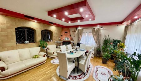 De vânzare casă cu suprafața de 250 mp plus 900 mp teren