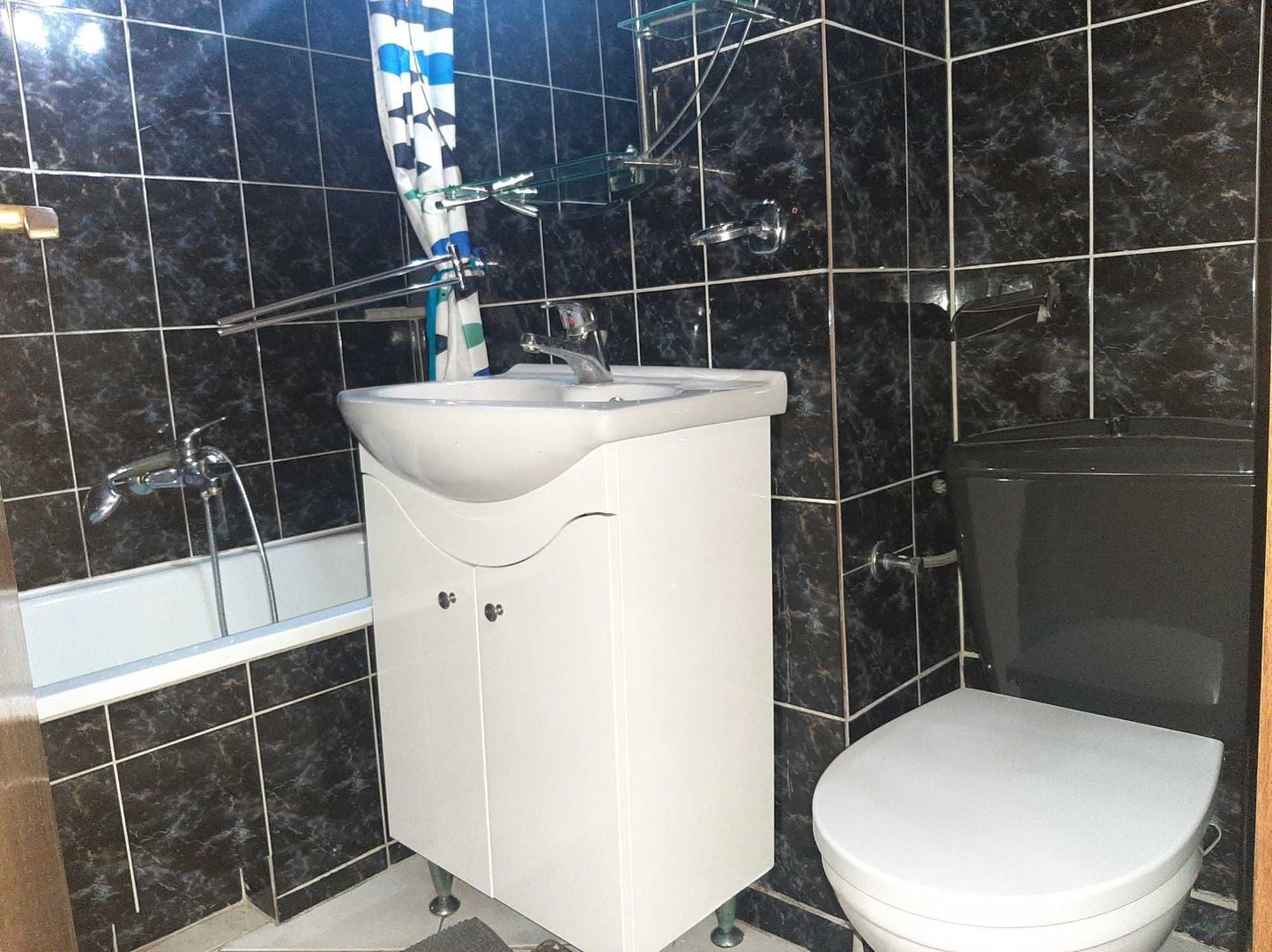 Apartament 2 camere decomandat metrou Eroii Revolutiei - Poză 3