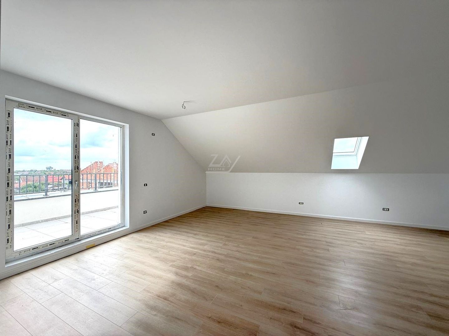 Bloc finalizat. Terasa 20 mp. 2 bai. Lift. 2 locuri de parcare. - Poză 2