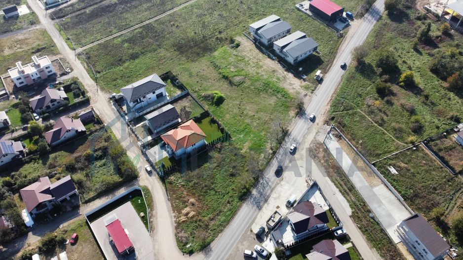 De vanzare 4500 mp Teren Miroslava deschidere la strada principala - Poză 1