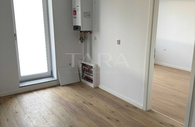 Apartament de vanzare, 3 camere, boxa inclusa, parcare. - Poză 3