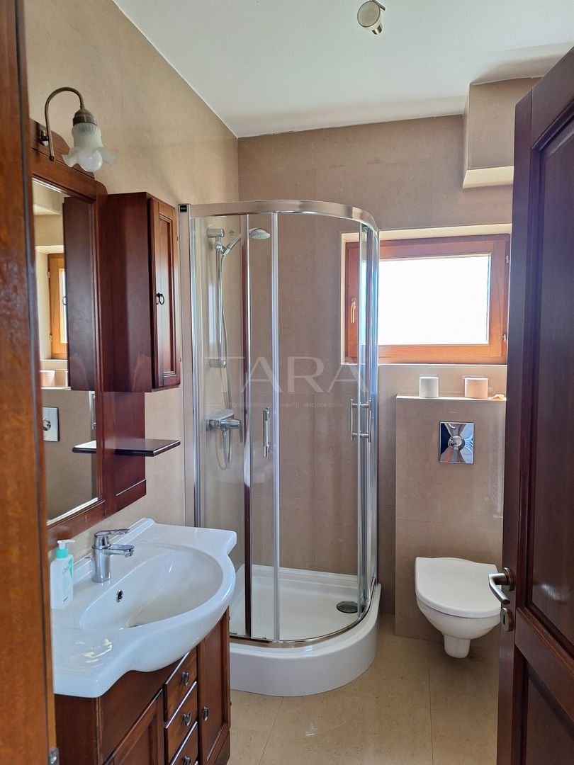 Casa deosebită în Europa – stil clasic, terase și grădină amenajata - Poză 7