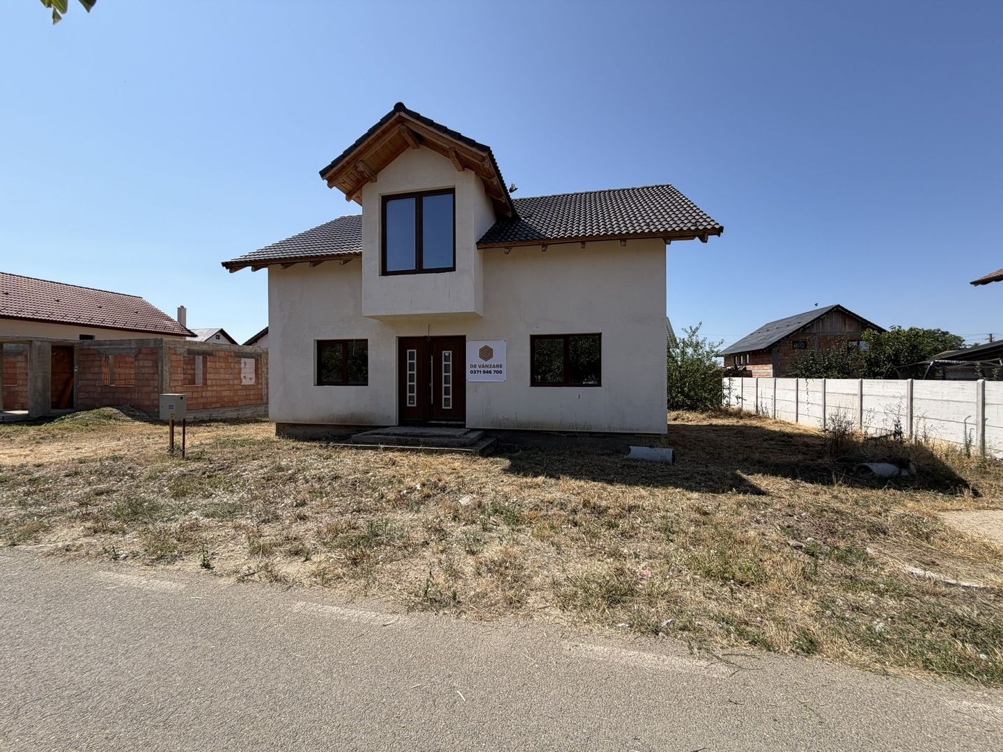 Casa la gri, 4 dormitoare, 3 bai, teren 400 mp - Poză 2
