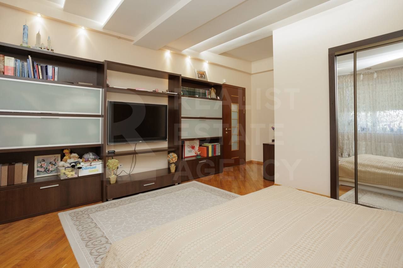 Vânzare, apartament 2 camere, living, bulevardul Traian, Botanica. - Poză 7