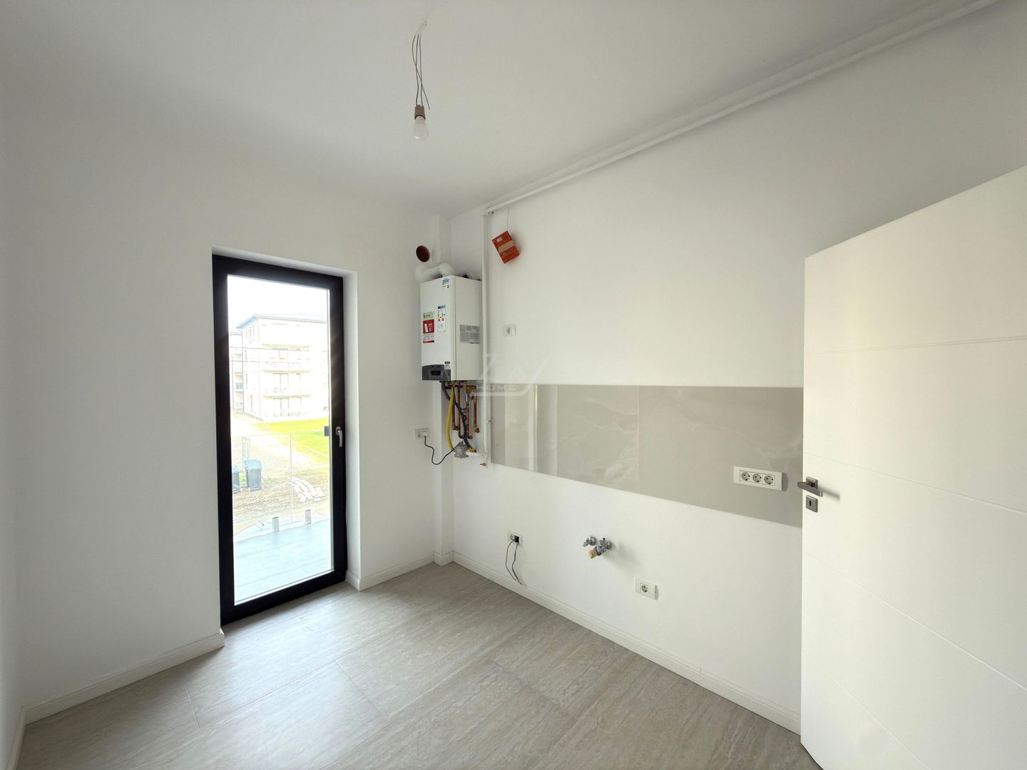 Etaj 1. Decomandat - bucatarie inchisa. Drum asfaltat. Loc de parcare. - Poză 4