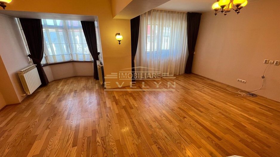 Apartament de vanzare pe doua nivele, zona Pietonalul Transilvaniei, pret 180000 euro - Poză 2