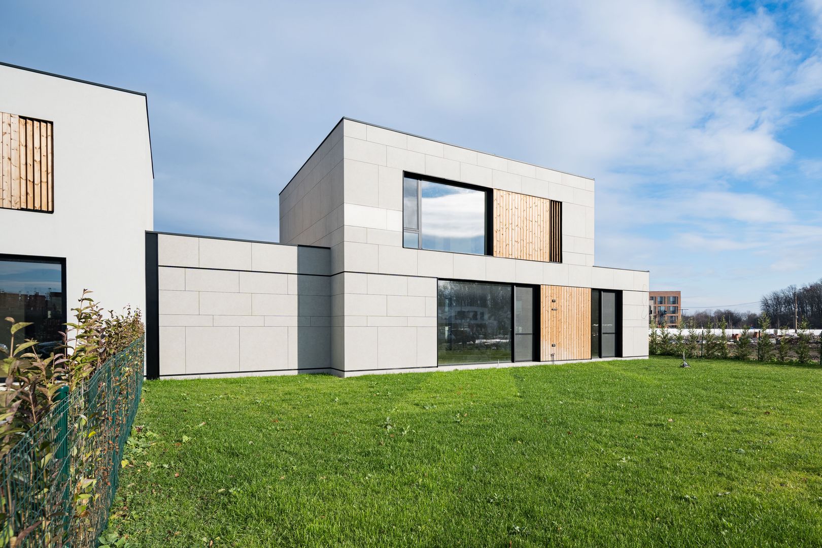 Vila tip UV10 mobilata partial in Amber Forest-prima inchiririere - Poză 2