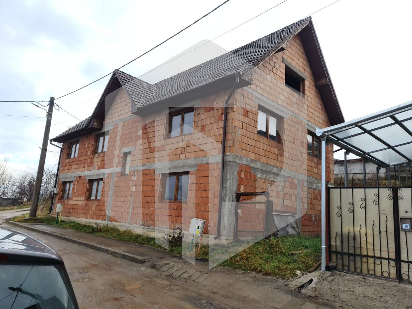 Casa pretabila pentru inchiriere | 7 camere | 290 mpu | Ocna sibiului - Poză 1
