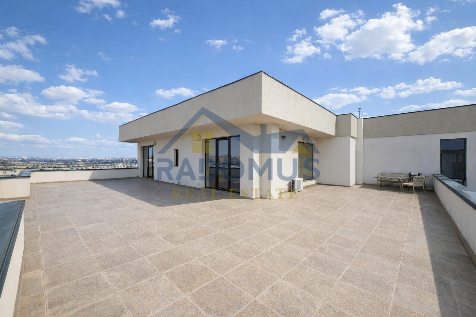 Inchiriere Penthouse - Ploiești - 9 Mai - 3Cam + 2 băi - Terasă 140mp - Poză 2