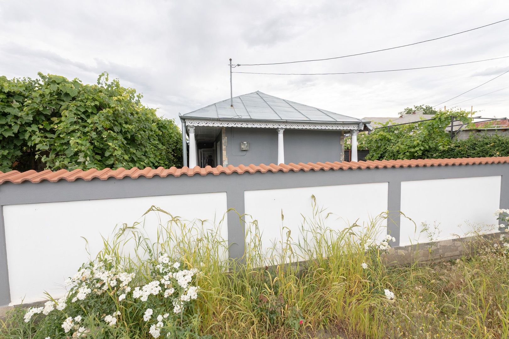 Casă cu 5 camere, complet renovată cu teren 920 mp în Tecuci - Poză 1